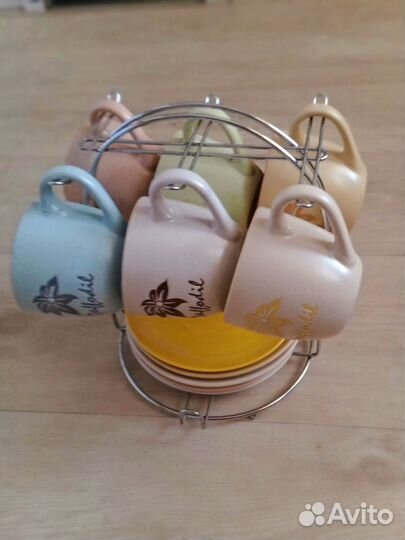 Набор цветных керамических чашек