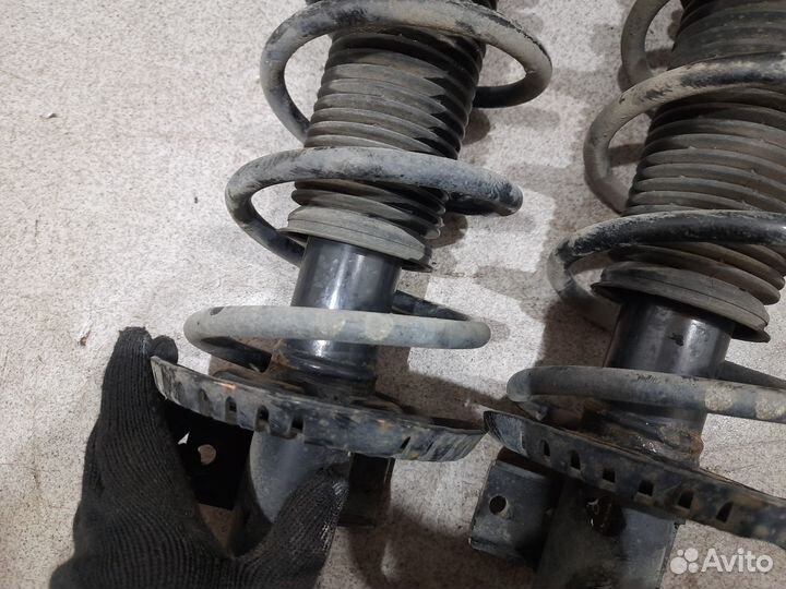 Стойка в сборе KYB для Volkswagen Polo Sedan V