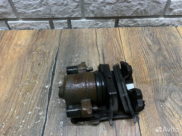 Seat Leon (1P1) Суппорт тормозной передний LH RH