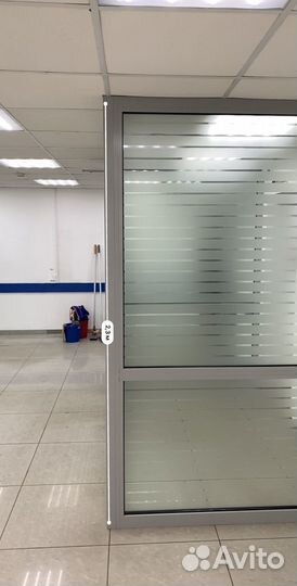 Стеклянная перегородка и дверь