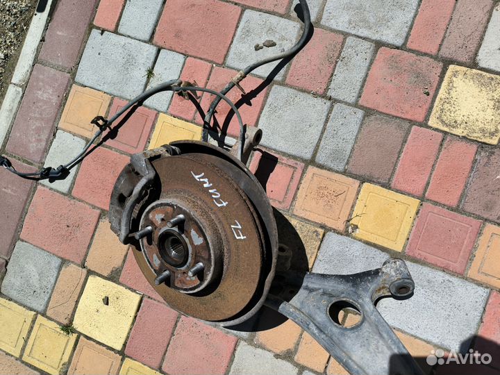 Toyota Funcargo кулак левый в сборе с рычагом