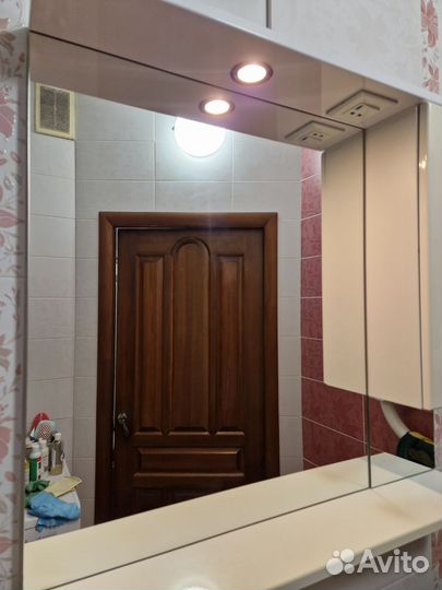 Зеркало со шкафчиком в ванную