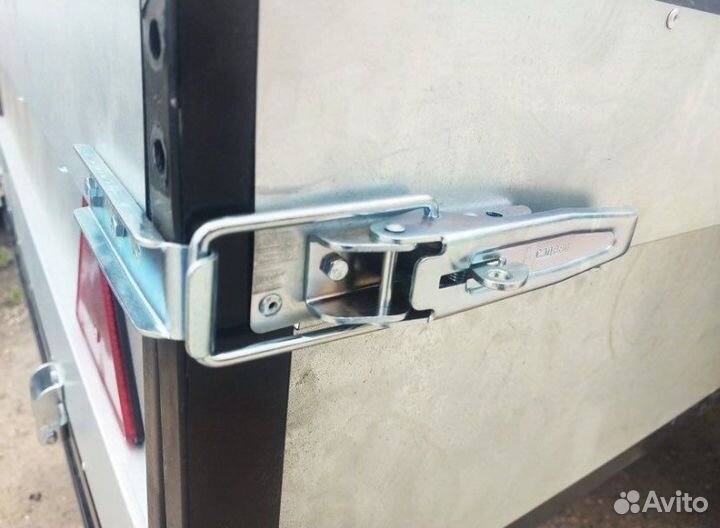 Замки борта автомобильного прицепа