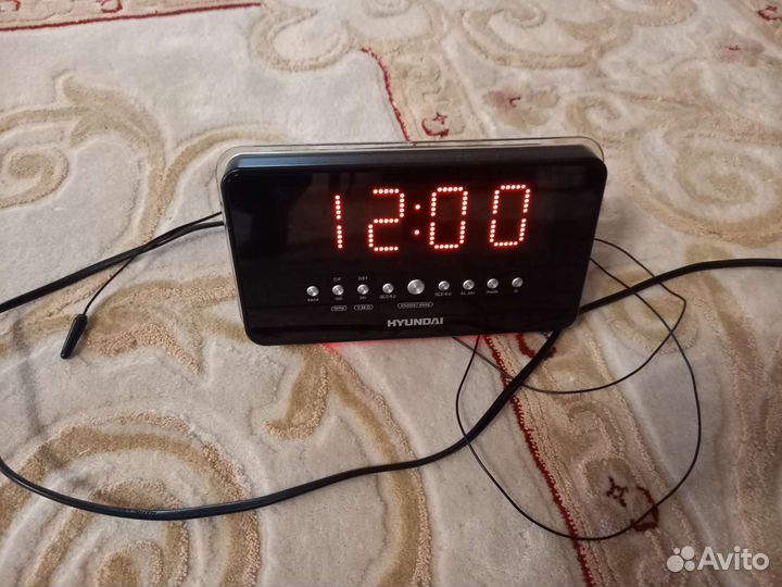 Радиоприемник со встроенным будильником Hyundai
