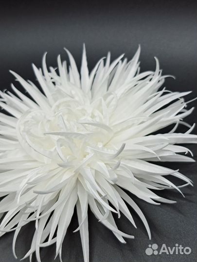 Брошь белая