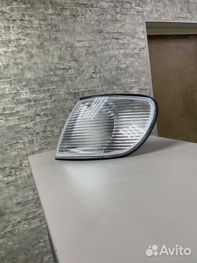 Поворотник передний левый Ауди А6 С4