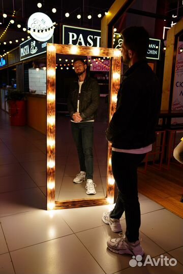 Гримерное зеркало с лампочками