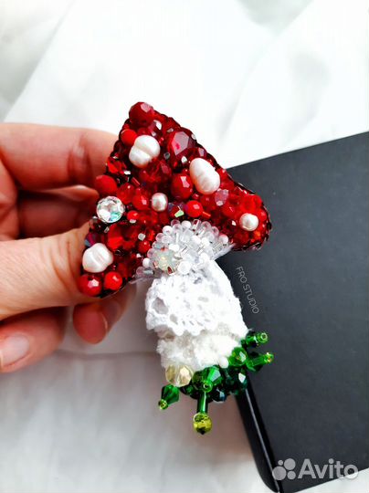 Брошь ручной работы Мухомор с жемчугом