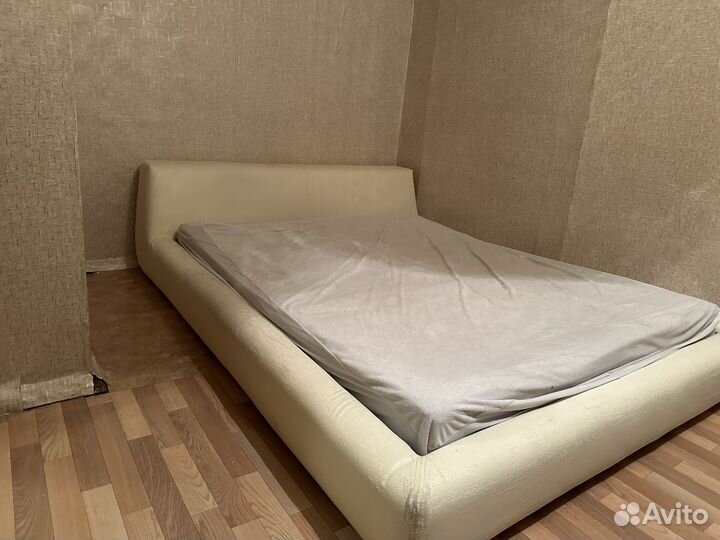 Кровать двухспальная с матрасом бу