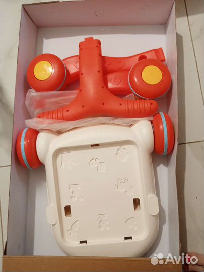 Машинка толокар с ручкой