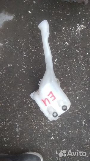 Бачок стеклоомывателя на honda civic EU3