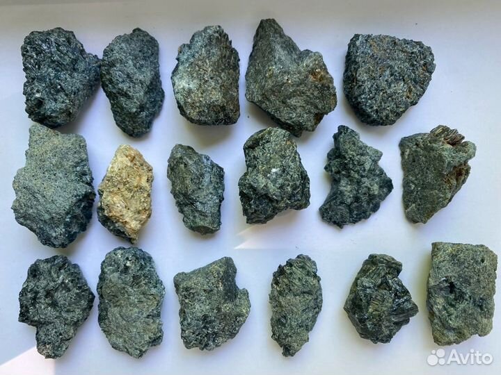 Необработанная галтовка турмалин, пирит, хрусталь