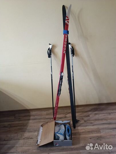 Беговые лыжи с ботинками новые