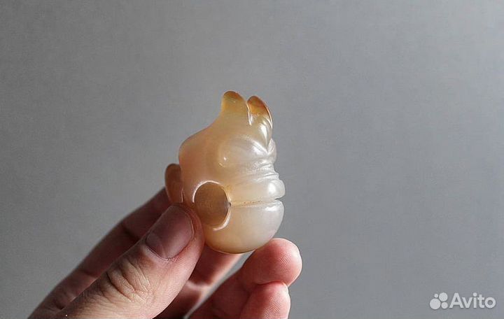 Амулет «Эмбрион дракона» красный агат Хуншань