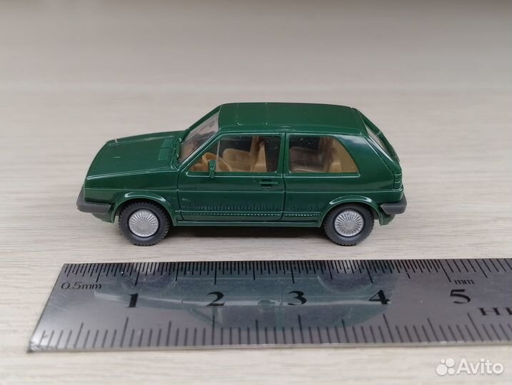 A26.2) Volkswagen Golf I (1974-1993) тёмно-зелёный