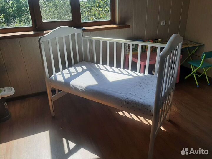 Детская кроватка с маятником белая