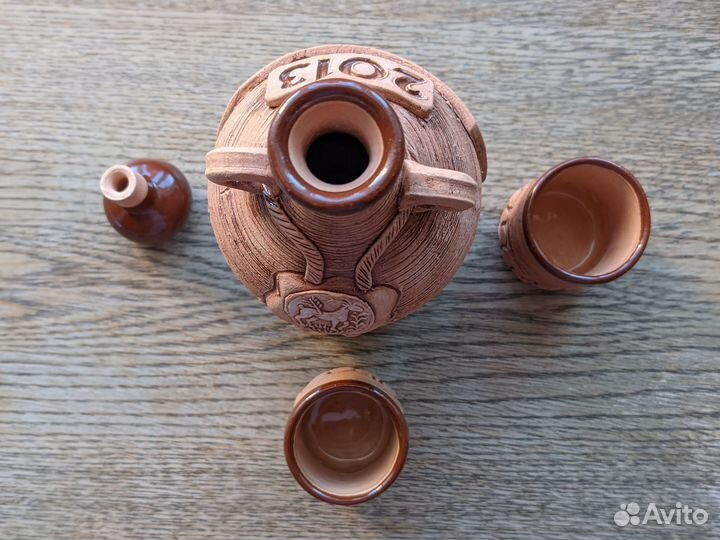 Глиняный кувшин и стопки