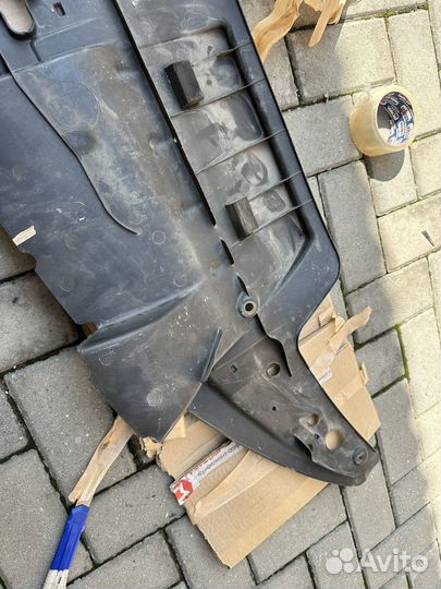 Накладка замка капота Toyota Land Cruiser 200