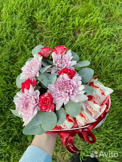 Композиция с конфетами и цветами