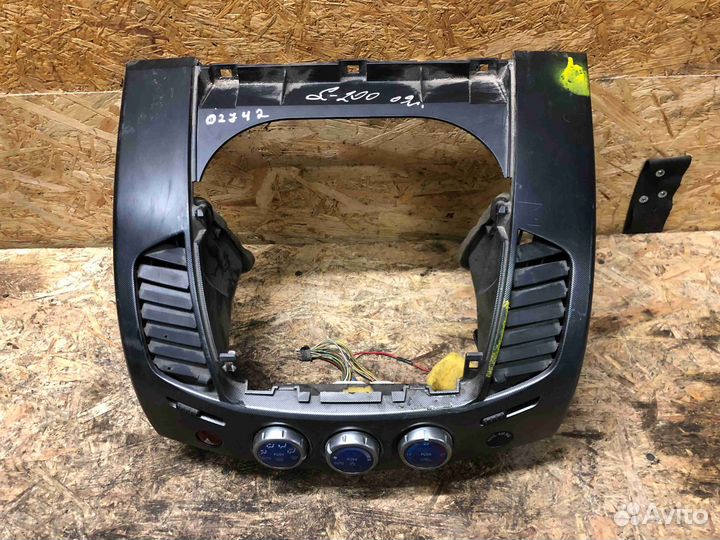 Накладка декоративная на торпедо Mitsubishi L200