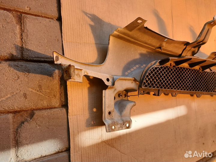 Планка меж фар тойота дуэт