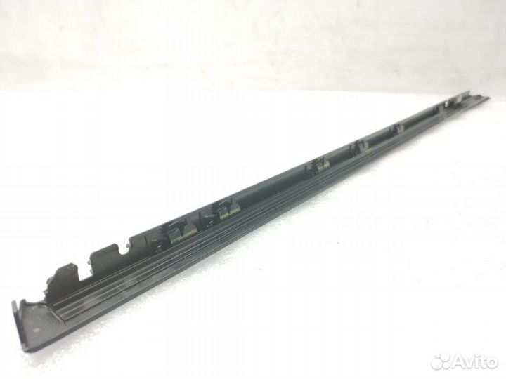 Молдинг двери задний правый Land Rover Discovery 5
