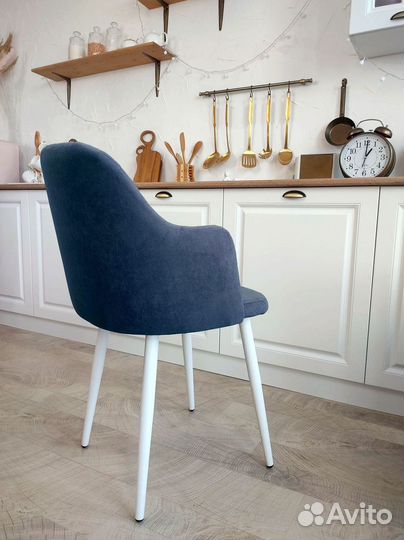 Кухонные новые металлические стулья