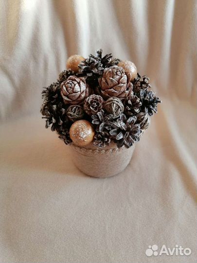 Новогодняя композиция из шишек