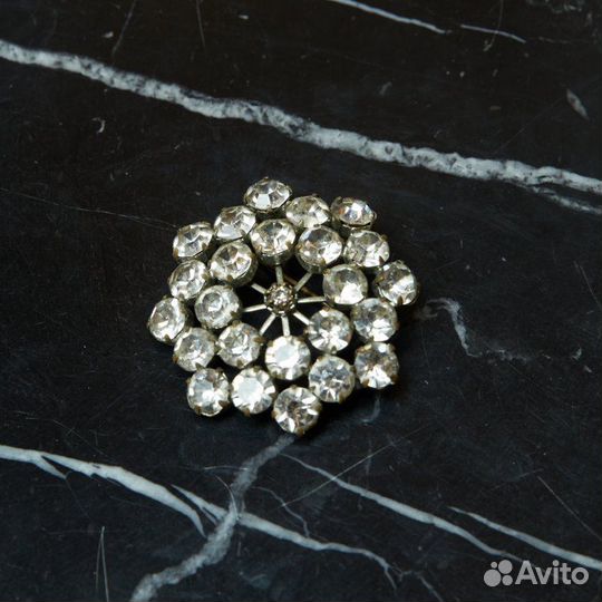 Брошь круглая с белыми стразами