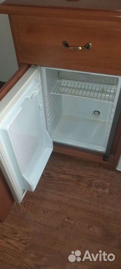 На З/Ч. Встраиваемый компактный холодильник