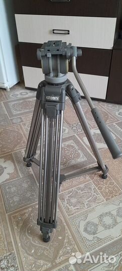 Штатив для видеокамеры профессиональный