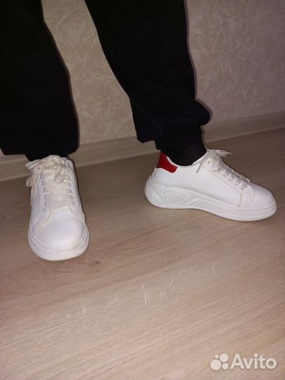 Кроссовки женские 38