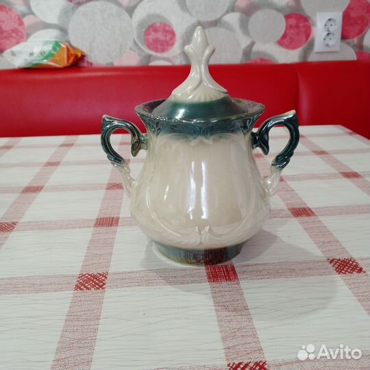 Сахарница и чашки