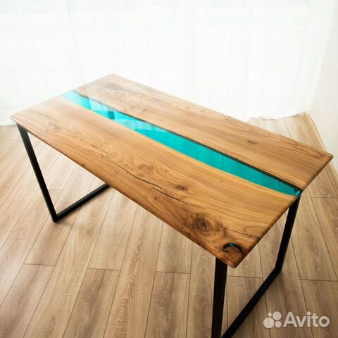 Деревянный стол со смолой 