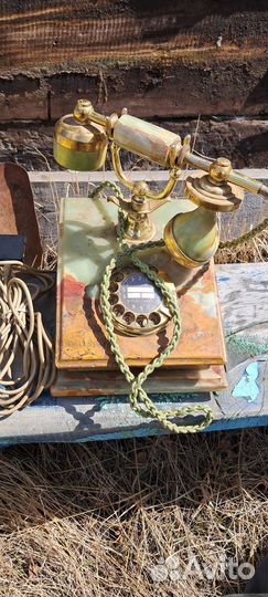 Старинный телефонный аппарат