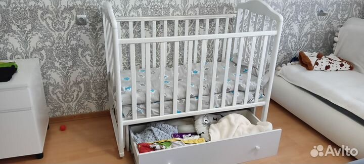 Детская кроватка с маятником и ящиком