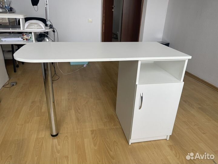 Маникюрный стол