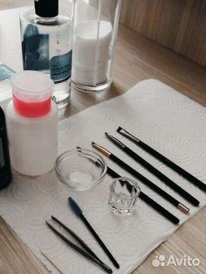 Модель на бровки