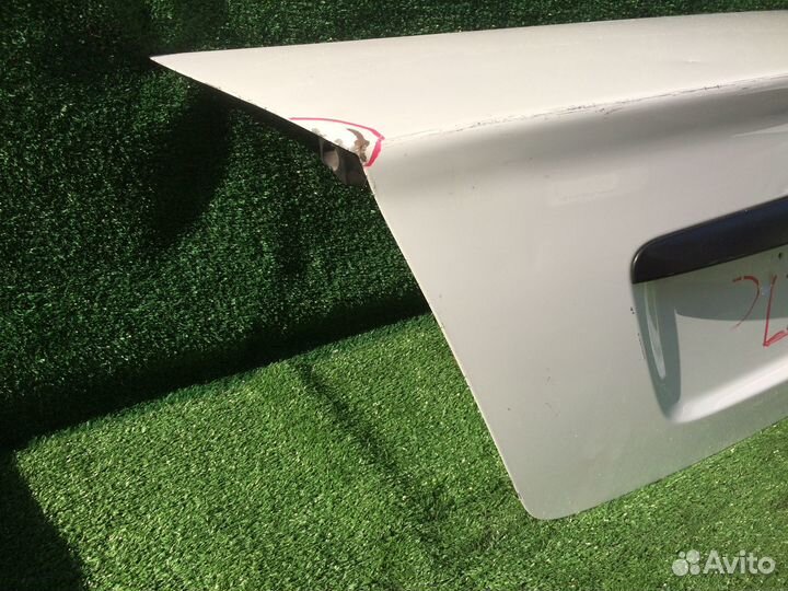 Крышка багажника Toyota Corolla E120 Белая мят уго