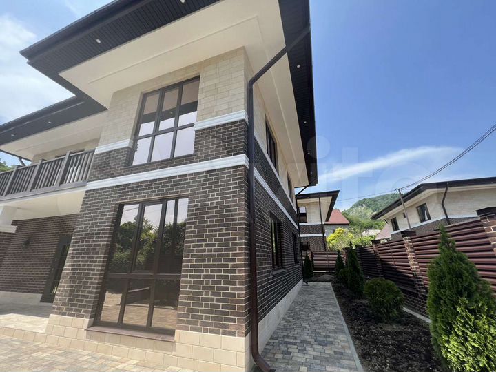 Коттедж 195 м² на участке 5 сот.