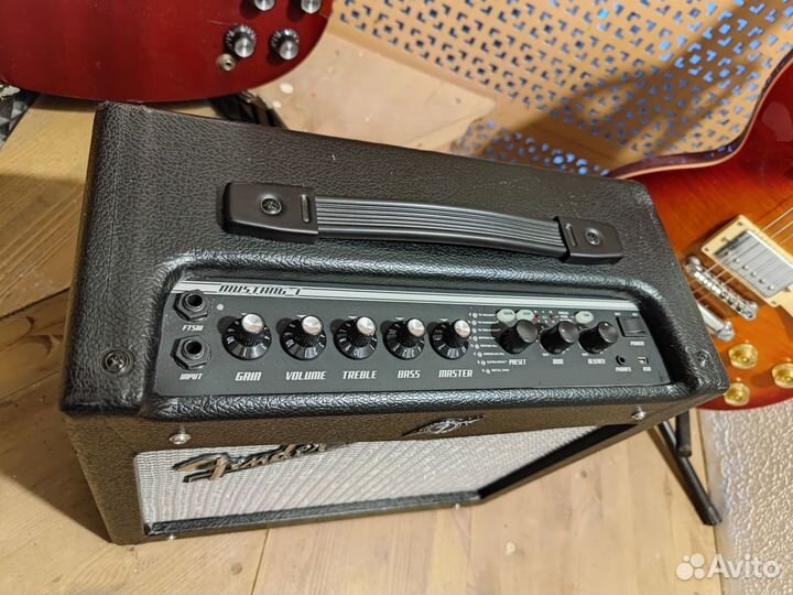 Fender Mustang 1 Комбоусилитель для гитары комбик