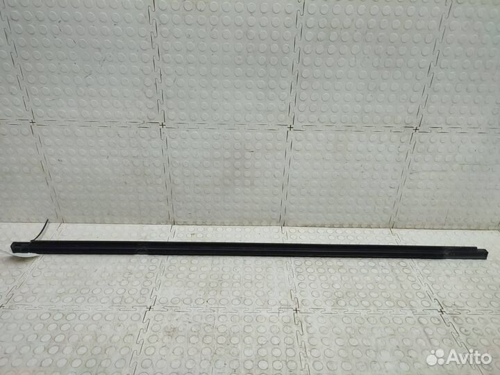 Уплотнитель стекла двери задний правый Volkswagen