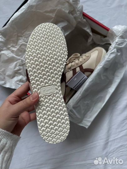 Кроссовки женские