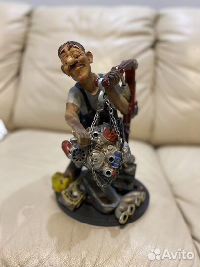 Статуэтка механик