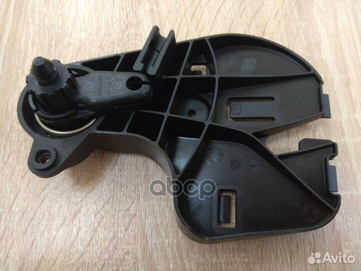 Опорный кронштейн открытия капота VAG 8T1823633B