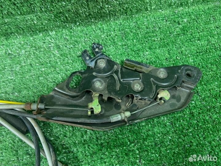 Замок двери задний левый Toyota Noah