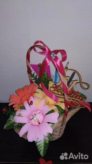 Корзина с конфетами на 1 сентября