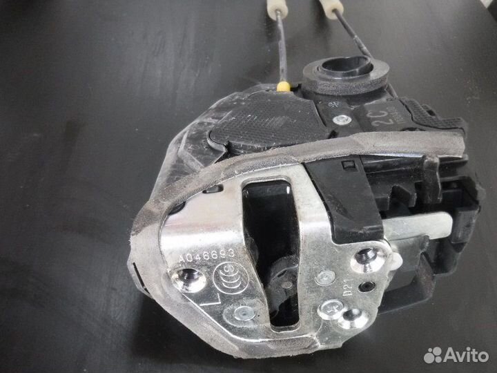 Замок двери задний левый Toyota Corolla 151 1ZR