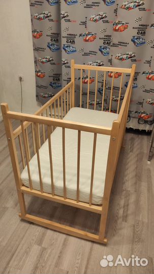 Детская кроватка с универсальным маятником