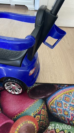 Машинка каталка с родительской ручкой